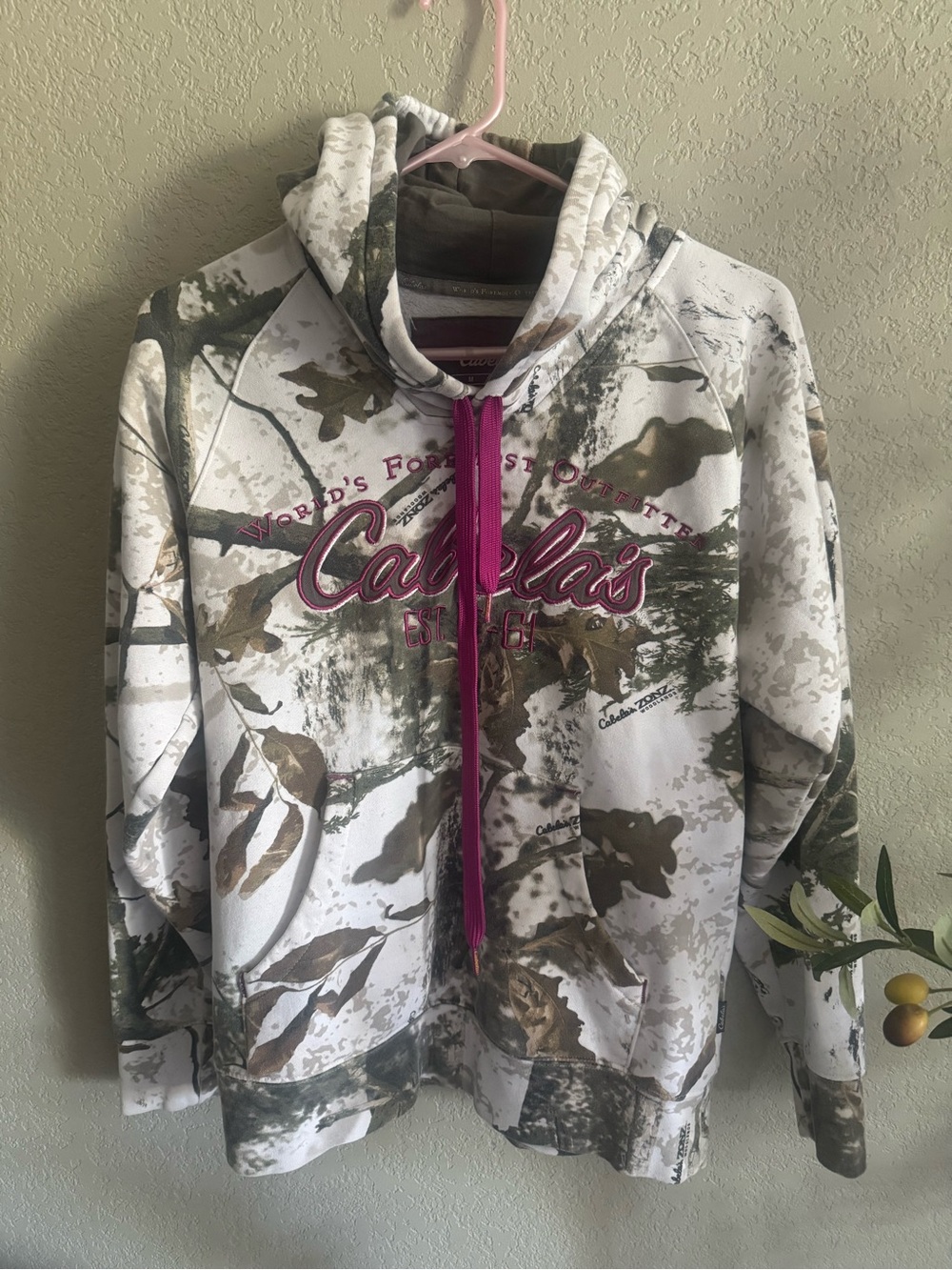Cabela’s Zonz Woodlands Camo Hoodie White Pink Logo Pullover Sweatshirt M